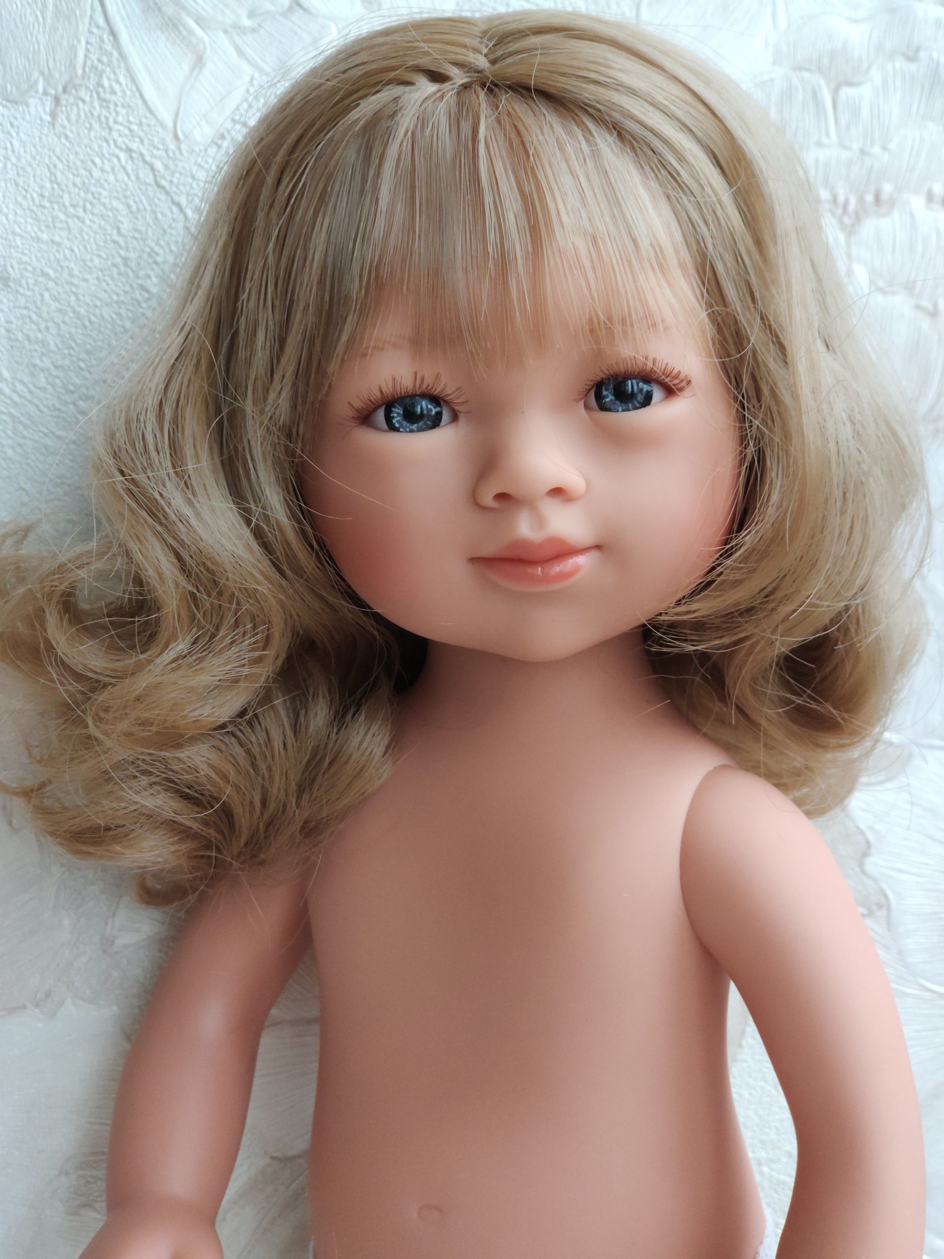 Селия блондинка с серыми глазами, волнистые волосы, 34 см
