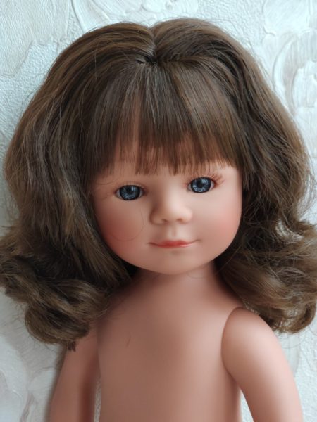 Мариетта шатенка с волнистыми волосами и серыми глазами