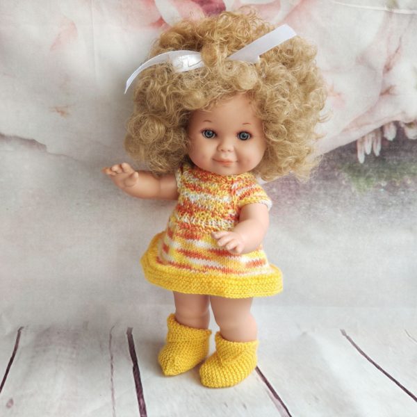 Lamagik Бетти блондинка с кудрями, серые глаза, в желтом комплекте, рост 26 см
