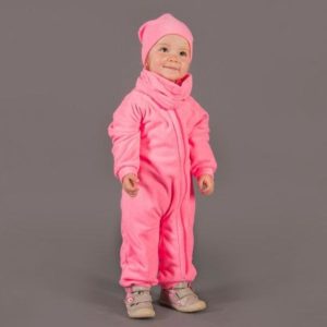 Розовый комбинезон из флиса для вашего ребенка - стильный и теплый выбор.